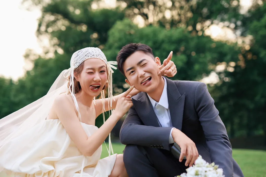 两人在镜头前做鬼脸、比手势的横向合照
