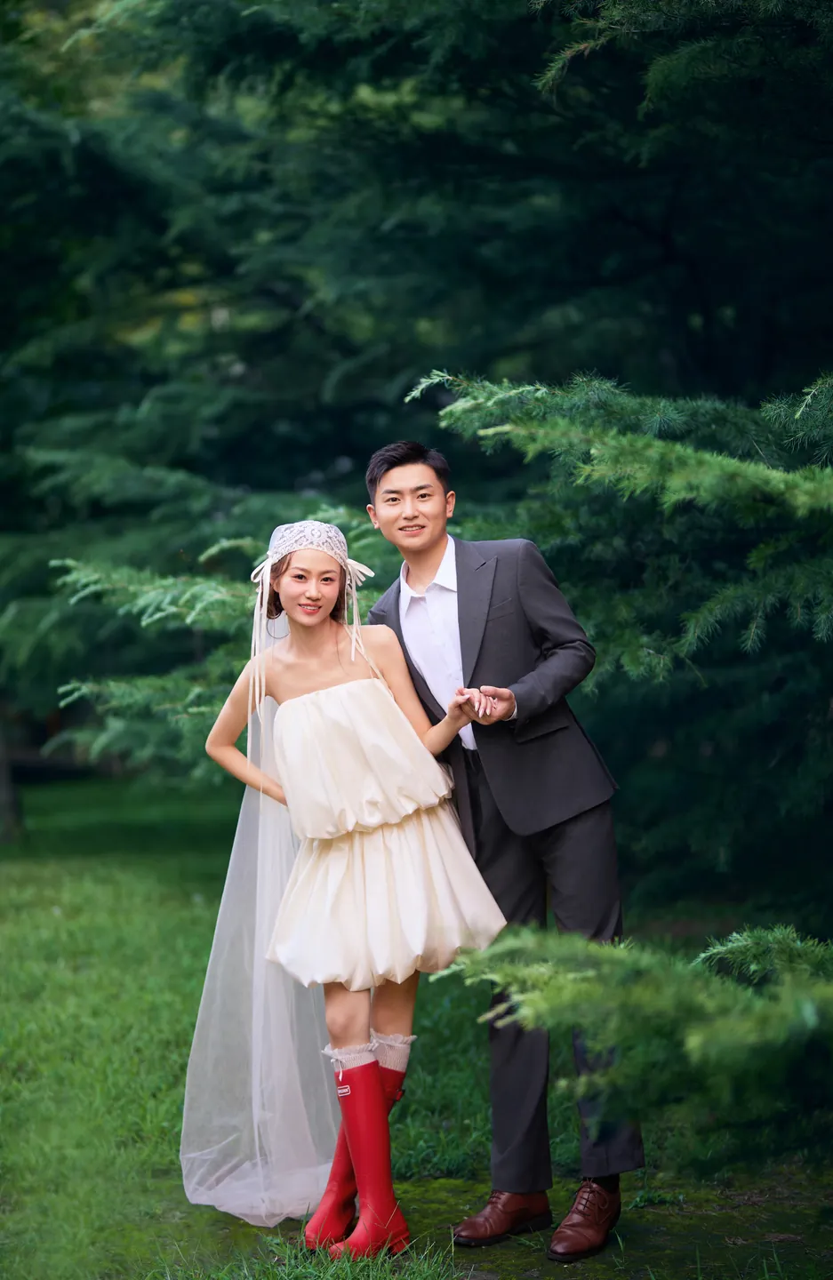 新娘穿红色雨靴，与新郎在树林里牵手